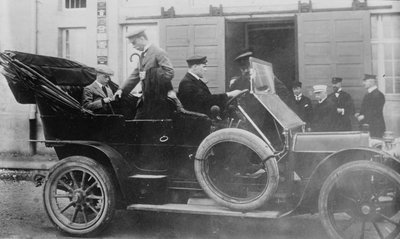 Der Prinz von Wales in den Zeppelin-Werken in Friedrichshafen von George Grantham Bain